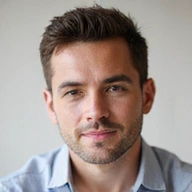 Retrato profesional del Lic. Pablo Ruiz, un nutricionista con una mirada atenta y empática.